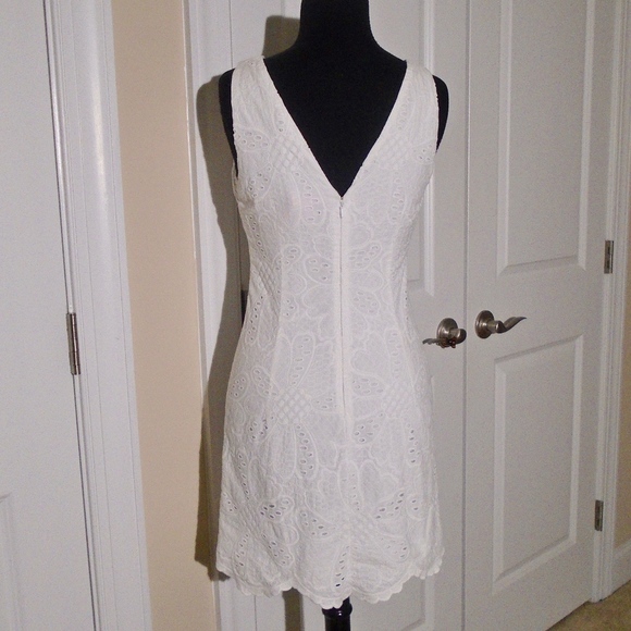 LILLY PULITZER Madden Petal Eyelet Dress 2/4 - Picture 6 of 8